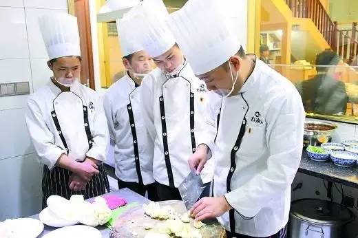 精明的餐饮老板在选用厨师时要考虑这三点